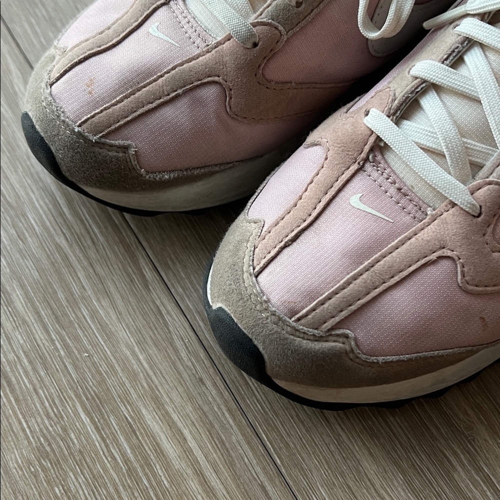Nike Women's Blush and Cream Sneakers Size 8 - Picture 2 of 5
